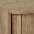 Mueble de TV marrón con puertas correderas de persiana y cajón, apto para televisores de hasta 75"