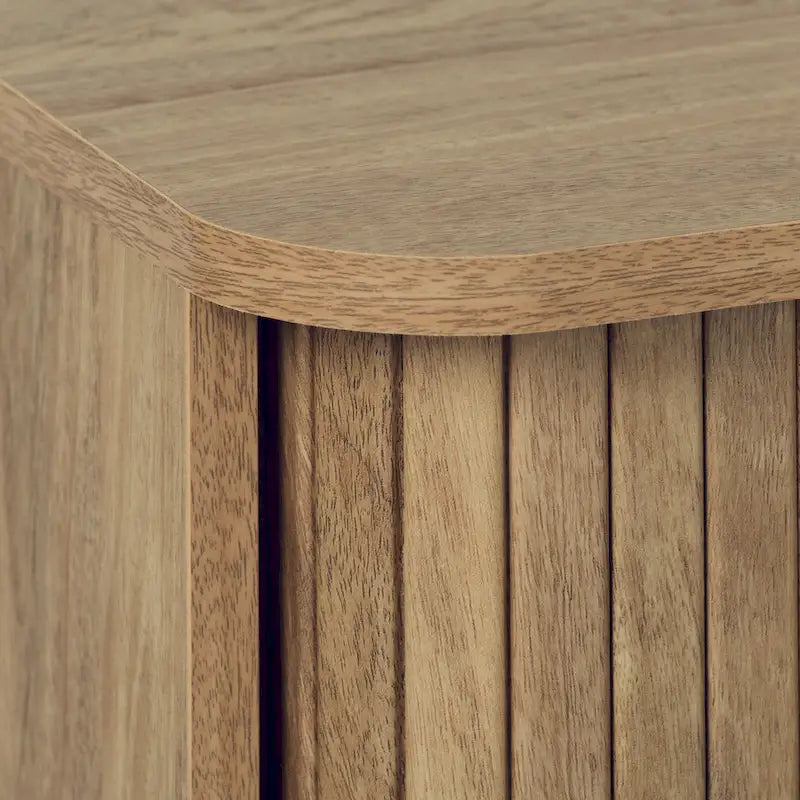 Mueble de TV marrón con puertas correderas de persiana y cajón, apto para televisores de hasta 75"